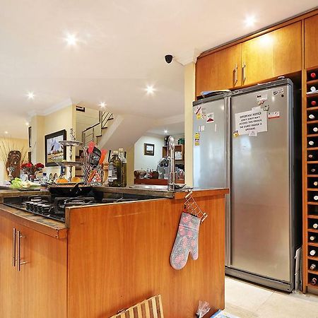 Natalie Guesthouse Bloubergstrand Bagian luar foto