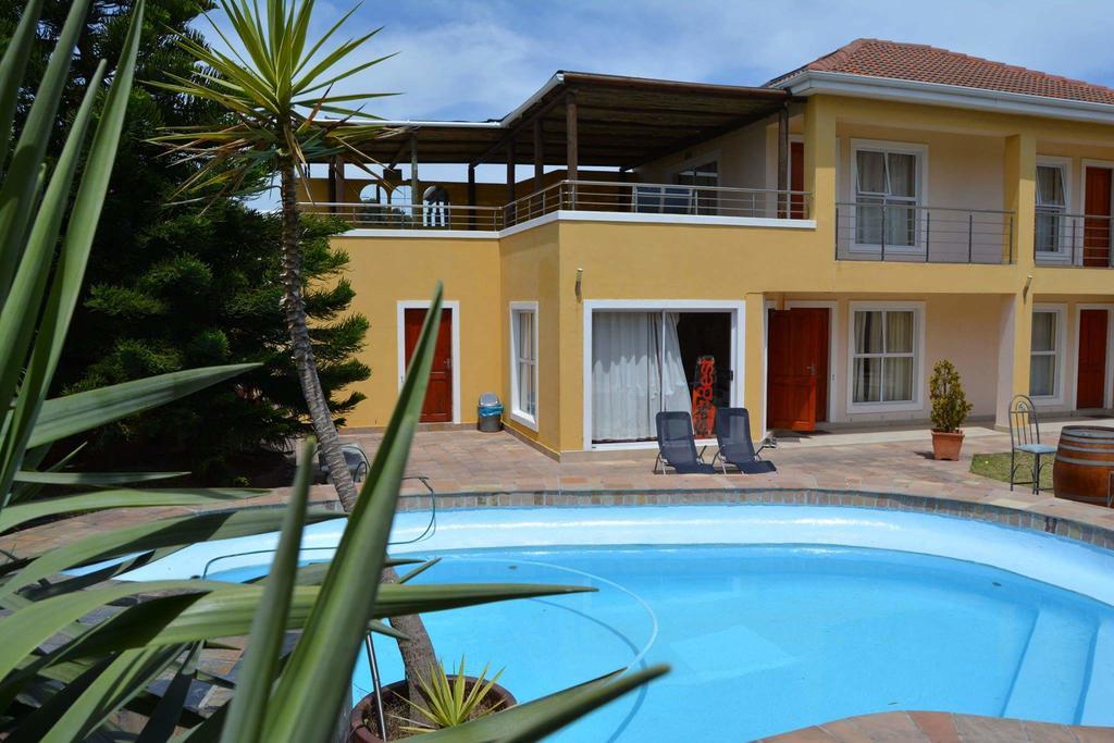 Natalie Guesthouse Bloubergstrand Bagian luar foto