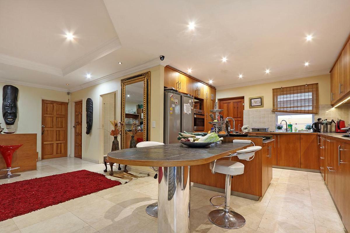 Natalie Guesthouse Bloubergstrand Bagian luar foto