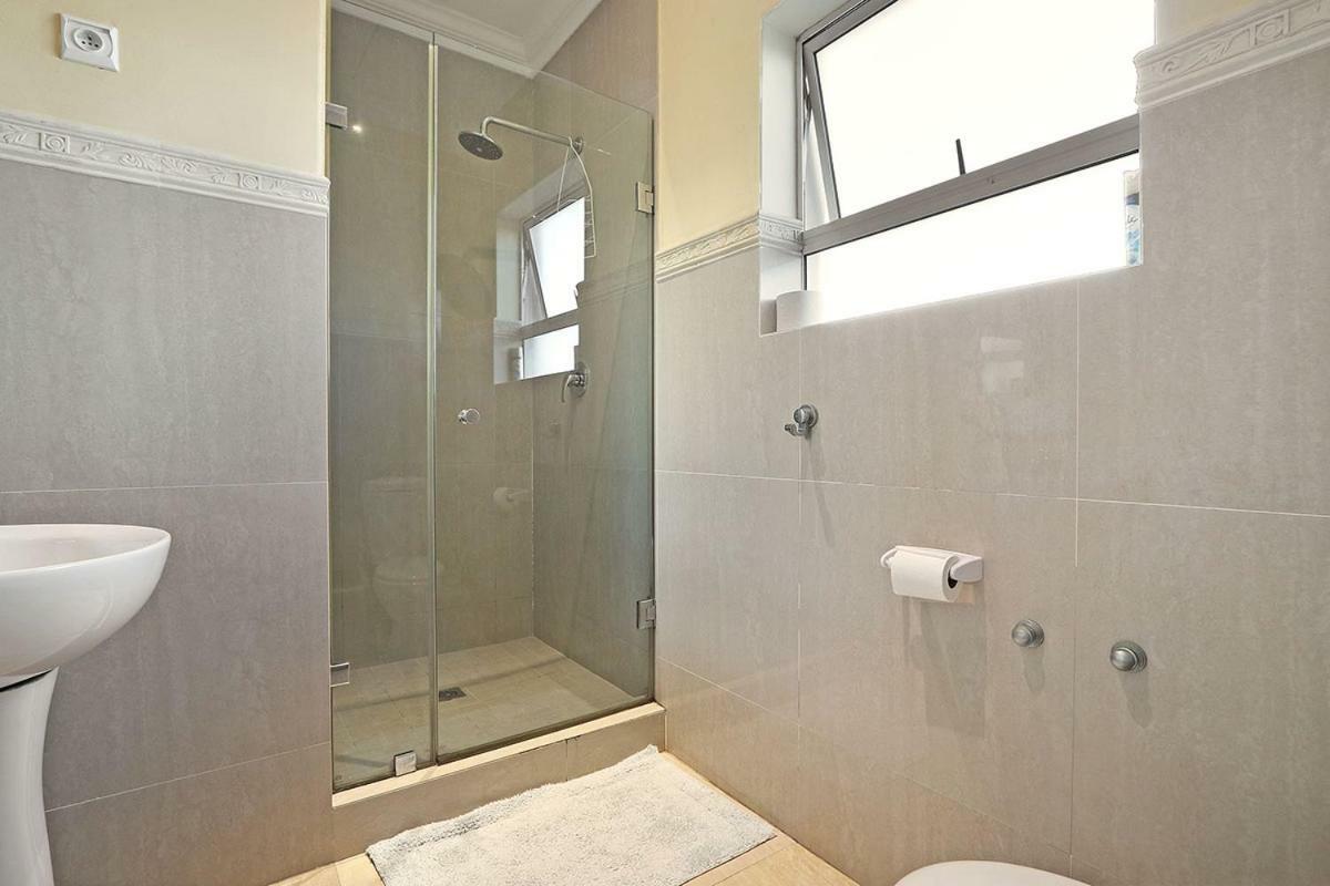Natalie Guesthouse Bloubergstrand Bagian luar foto