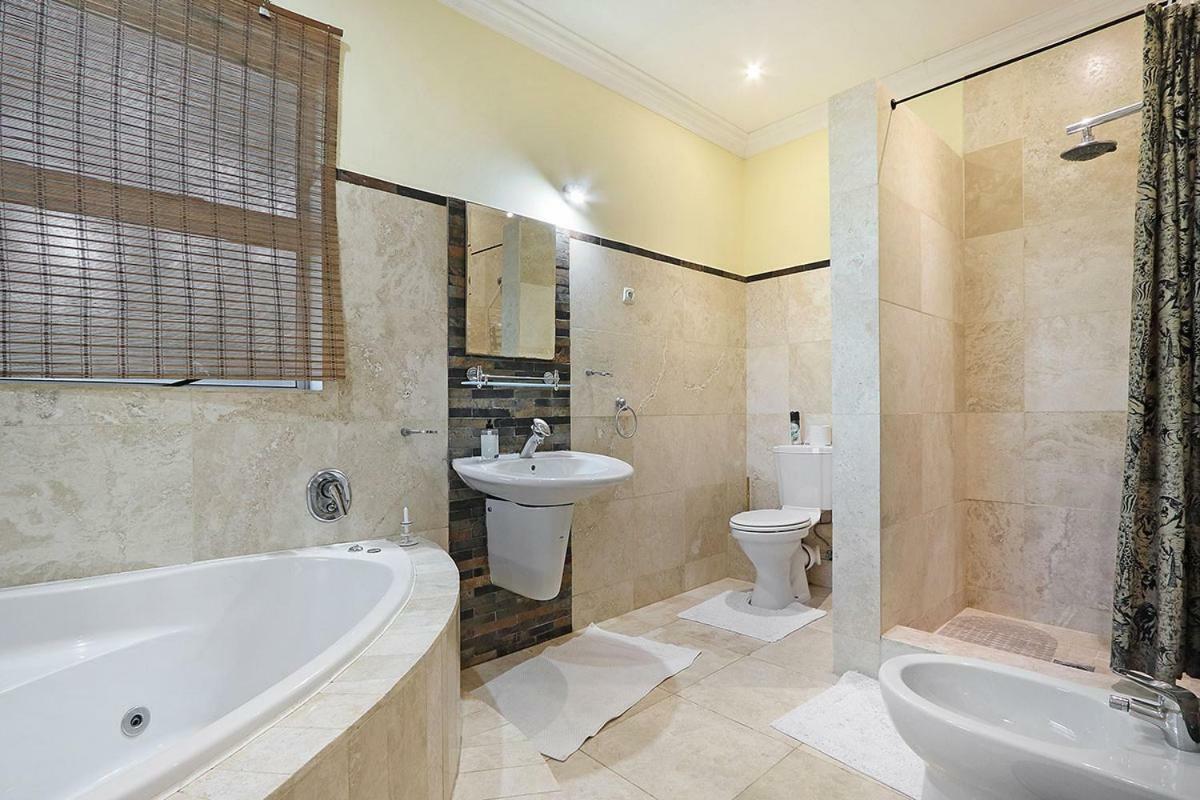 Natalie Guesthouse Bloubergstrand Bagian luar foto