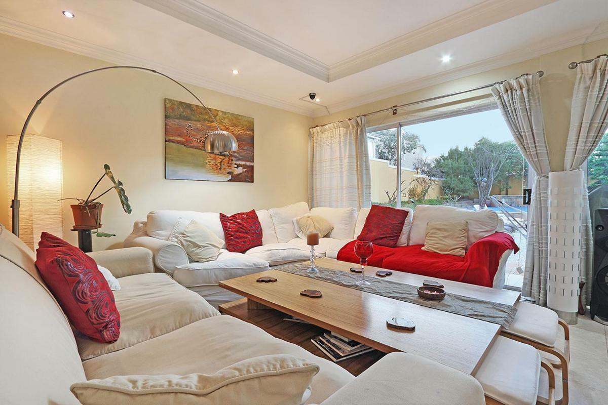 Natalie Guesthouse Bloubergstrand Bagian luar foto